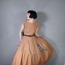Load image into Gallery viewer, 50s ALICE EDWARDS WARM BROWN FULL SKIRTED DRESS WITH LEOPARD / CAT APPLIQUE - S