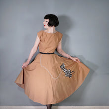 Load image into Gallery viewer, 50s ALICE EDWARDS WARM BROWN FULL SKIRTED DRESS WITH LEOPARD / CAT APPLIQUE - S