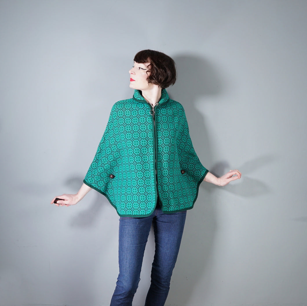 70s SHORT WELSH WOOLLENS GREEN VIVIDLY PATTERNED TAPESTRY WOOL CAPE - S-M