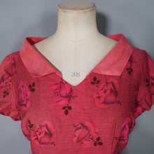 Load image into Gallery viewer, 50s PINK RED ALICE EDWARDS ROSE PRINT FLORAL FULL SKIRTED DRESS - S-M / petite