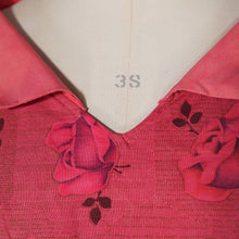 Load image into Gallery viewer, 50s PINK RED ALICE EDWARDS ROSE PRINT FLORAL FULL SKIRTED DRESS - S-M / petite