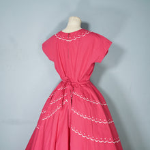 Load image into Gallery viewer, 50s DEEP PINK FIT AND FLARE FULL SKIRTED COTTON DRESS WITH EMBROIDERY - S-M