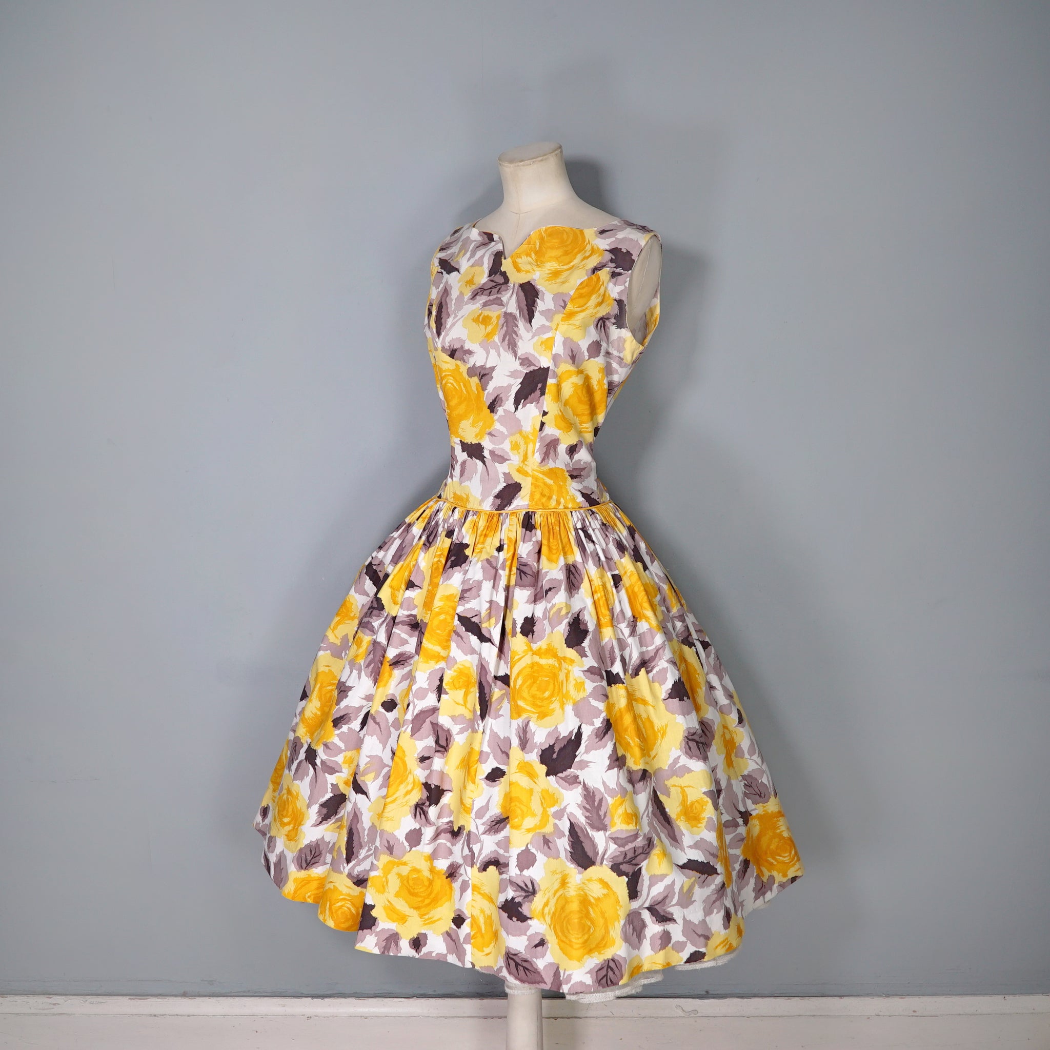 50s HUGE YELLOW ROSE FULL SKIRTED DAY DRESS 50s HUGE YELLOW ROSE FULL SKIRTED DAY DRESS