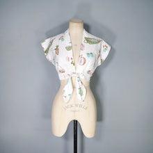 Load image into Gallery viewer, 50s NOVELTY PRINT BOLERO TIE BLOUSE / TOP IN PARISIAN FOOD MARKET PRINT - XS-S