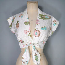 Load image into Gallery viewer, 50s NOVELTY PRINT BOLERO TIE BLOUSE / TOP IN PARISIAN FOOD MARKET PRINT - XS-S