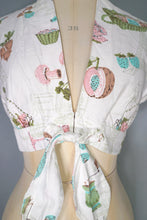 Load image into Gallery viewer, 50s NOVELTY PRINT BOLERO TIE BLOUSE / TOP IN PARISIAN FOOD MARKET PRINT - XS-S