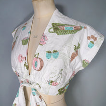 Load image into Gallery viewer, 50s NOVELTY PRINT BOLERO TIE BLOUSE / TOP IN PARISIAN FOOD MARKET PRINT - XS-S