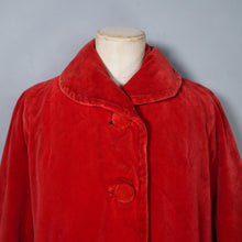 Load image into Gallery viewer, 50s HEAVY DEEP RED VELVET SWING COAT / OPERA JACKET - M