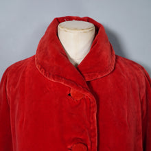 Load image into Gallery viewer, 50s HEAVY DEEP RED VELVET SWING COAT / OPERA JACKET - M