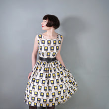 Load image into Gallery viewer, 50s YELLOW AND BLACK STEMMED ROSE PRINT COTTON DAY DRESS - L / volup