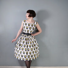 Load image into Gallery viewer, 50s YELLOW AND BLACK STEMMED ROSE PRINT COTTON DAY DRESS - L / volup