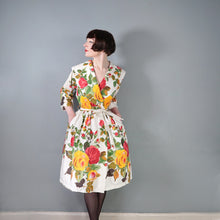 Load image into Gallery viewer, 50s BIG PAINTERLY YELLOW AND PINK ROSE PRINT COTTON WRAP AROUND ROBE DRESS - M