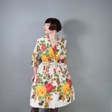 Load image into Gallery viewer, 50s BIG PAINTERLY YELLOW AND PINK ROSE PRINT COTTON WRAP AROUND ROBE DRESS - M