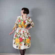 Load image into Gallery viewer, 50s BIG PAINTERLY YELLOW AND PINK ROSE PRINT COTTON WRAP AROUND ROBE DRESS - M