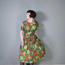 Load image into Gallery viewer, 60s COLOURFUL BRIGHT GREEN RED AND ORANGE BIG ROSE PRINT PLEATED DRESS - L / VOLUP