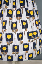 Load image into Gallery viewer, 50s YELLOW AND BLACK STEMMED ROSE PRINT COTTON DAY DRESS - L / volup