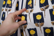 Load image into Gallery viewer, 50s YELLOW AND BLACK STEMMED ROSE PRINT COTTON DAY DRESS - L / volup