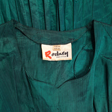 Load image into Gallery viewer, 50s RODNEY DARK GREEN METALLIC TAFFETA PLEATED FULL SKIRT DRESS WITH BELT - XS-S