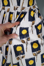 Load image into Gallery viewer, 50s YELLOW AND BLACK STEMMED ROSE PRINT COTTON DAY DRESS - L / volup