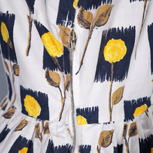 Load image into Gallery viewer, 50s YELLOW AND BLACK STEMMED ROSE PRINT COTTON DAY DRESS - L / volup