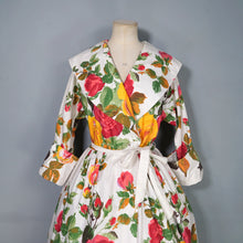 Load image into Gallery viewer, 50s BIG PAINTERLY YELLOW AND PINK ROSE PRINT COTTON WRAP AROUND ROBE DRESS - M