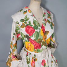 Load image into Gallery viewer, 50s BIG PAINTERLY YELLOW AND PINK ROSE PRINT COTTON WRAP AROUND ROBE DRESS - M