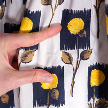 Load image into Gallery viewer, 50s YELLOW AND BLACK STEMMED ROSE PRINT COTTON DAY DRESS - L / volup