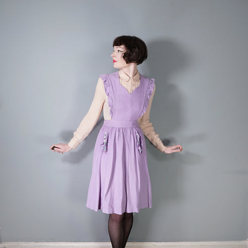 40s PASTEL LILAC RUFFLED PINAFORE BIB SKIRT WITH EMBROIDERED DAISIES - S