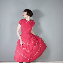 Load image into Gallery viewer, 50s DEEP PINK FIT AND FLARE FULL SKIRTED COTTON DRESS WITH EMBROIDERY - S-M