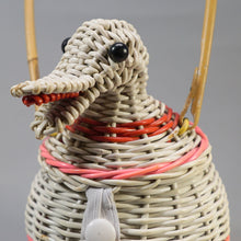Load image into Gallery viewer, 50s NOVELTY SMALL WICKER DUCK HEAD HAND BAG