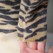 Load image into Gallery viewer, CROPPED 60s BATWING SLEEVE LAMBSWOOL ANIMAL TIGER PATTERN JUMPER - XS-S
