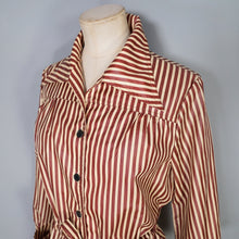 Load image into Gallery viewer, 70s YELLOW AND BROWN STRIPE LIGHTWEIGHT DRAWSTRING MAC JACKET - M