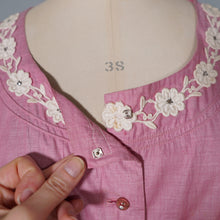 Load image into Gallery viewer, 50s VICKY VAUGN DUSKY PINK TEA DRESS WITH LACE AND RHINESTONES - M