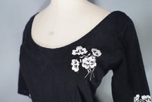 Load image into Gallery viewer, 50s BLACK AND WHITE FLORAL EMBROIDERED FULL SKIRTED PARTY DRESS - XS