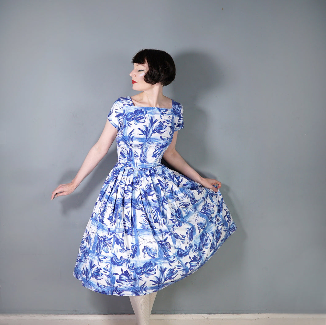 50s PEGGY PAGE BLUE WHITE PAINTERLY FLORAL CHECK COTTON DAY DRESS - M