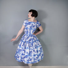 Load image into Gallery viewer, 50s PEGGY PAGE BLUE WHITE PAINTERLY FLORAL CHECK COTTON DAY DRESS - M