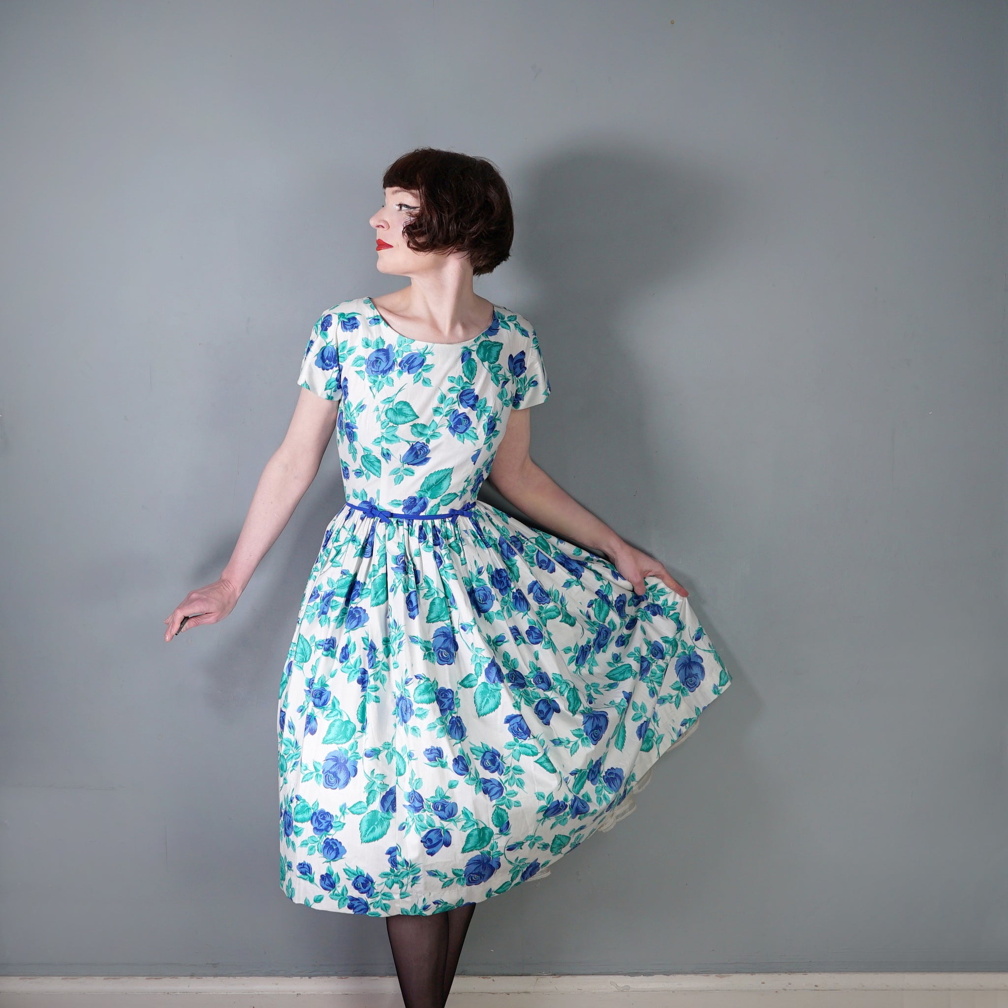50s BLUE WHITE FLORAL ROSE PRINT FULL SKIRTED COTTON DRESS