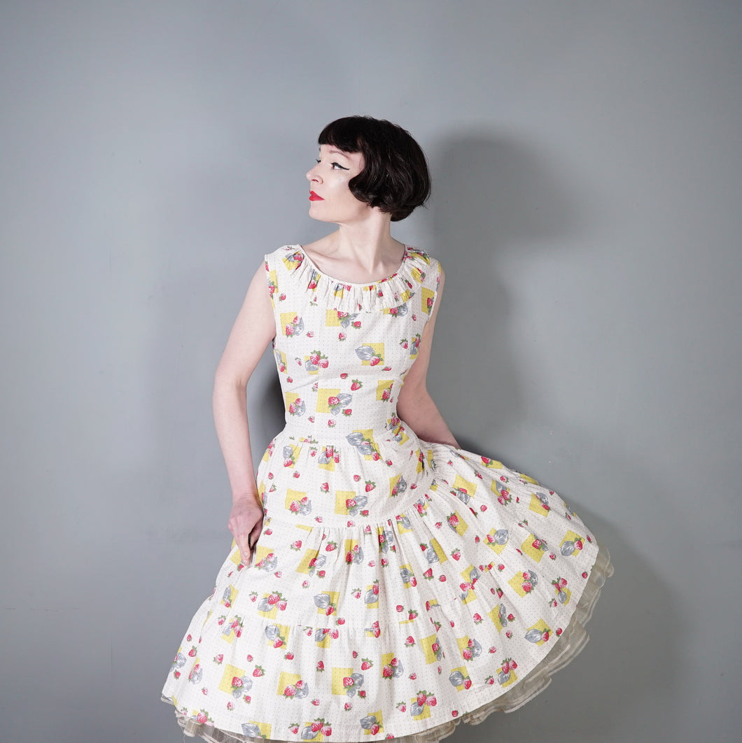 50s 60s STRAWBERRY SUMMER FRUIT PRINT TIERED COTTON DAY DRESS - M