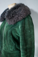 Load image into Gallery viewer, 70s DEEP GREEN CROPPED SUEDE FLEECE LINED JACKET WITH SHEEPSKIN COLLAR AND CUFFS - XS-S