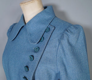 60s ART DECO WALLIS SOFT BLUE SKIRT SUIT WITH LOTS OF BUTTONS - XS-S