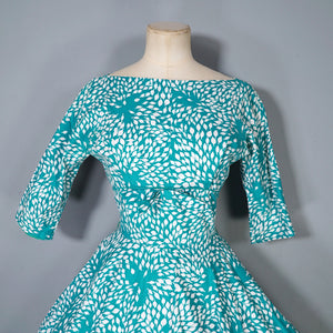50s CALIFORNIA EMERALD GREEN AND WHITE LEAF PRINT FULL SKIRTED DRESS - XS