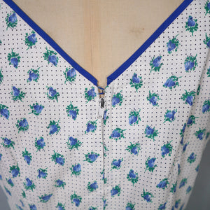 60s BLUE WHITE ROSEBUD FLORAL AND POLKA DOT PRINT COTTON DAY DRESS - XS / petite fit
