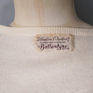 50s / 60s BALLENTYNE INTARSIA BUMBLE BEE AND FLOWER PURE CASHMERE CARDIGAN - XS-S