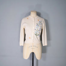 Load image into Gallery viewer, 50s / 60s BALLENTYNE INTARSIA BUMBLE BEE AND FLOWER PURE CASHMERE CARDIGAN - XS-S