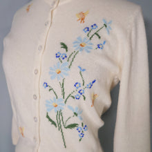 Load image into Gallery viewer, 50s / 60s BALLENTYNE INTARSIA BUMBLE BEE AND FLOWER PURE CASHMERE CARDIGAN - XS-S