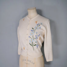 Load image into Gallery viewer, 50s / 60s BALLENTYNE INTARSIA BUMBLE BEE AND FLOWER PURE CASHMERE CARDIGAN - XS-S
