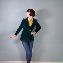 Load image into Gallery viewer, 70s DEEP EMERALD GREEN VELVET FITTED BIG LAPEL SINGLE BUTTON BLAZER JACKET - XS-S