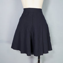 Load image into Gallery viewer, 40s PLEATED SPORTY MIDNIGHT BLUE/BLACK CULOTTE SHORTS - 27.5-28"