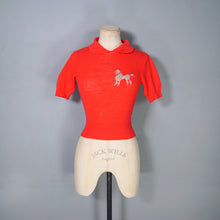 Load image into Gallery viewer, 50s "NYLON BY NEWPORT" POODLE APPLIQUE CORAL CROPPED JUMPER - XXS / PETITE