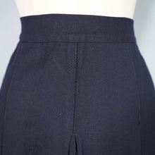 Load image into Gallery viewer, 40s PLEATED SPORTY MIDNIGHT BLUE/BLACK CULOTTE SHORTS - 27.5-28"